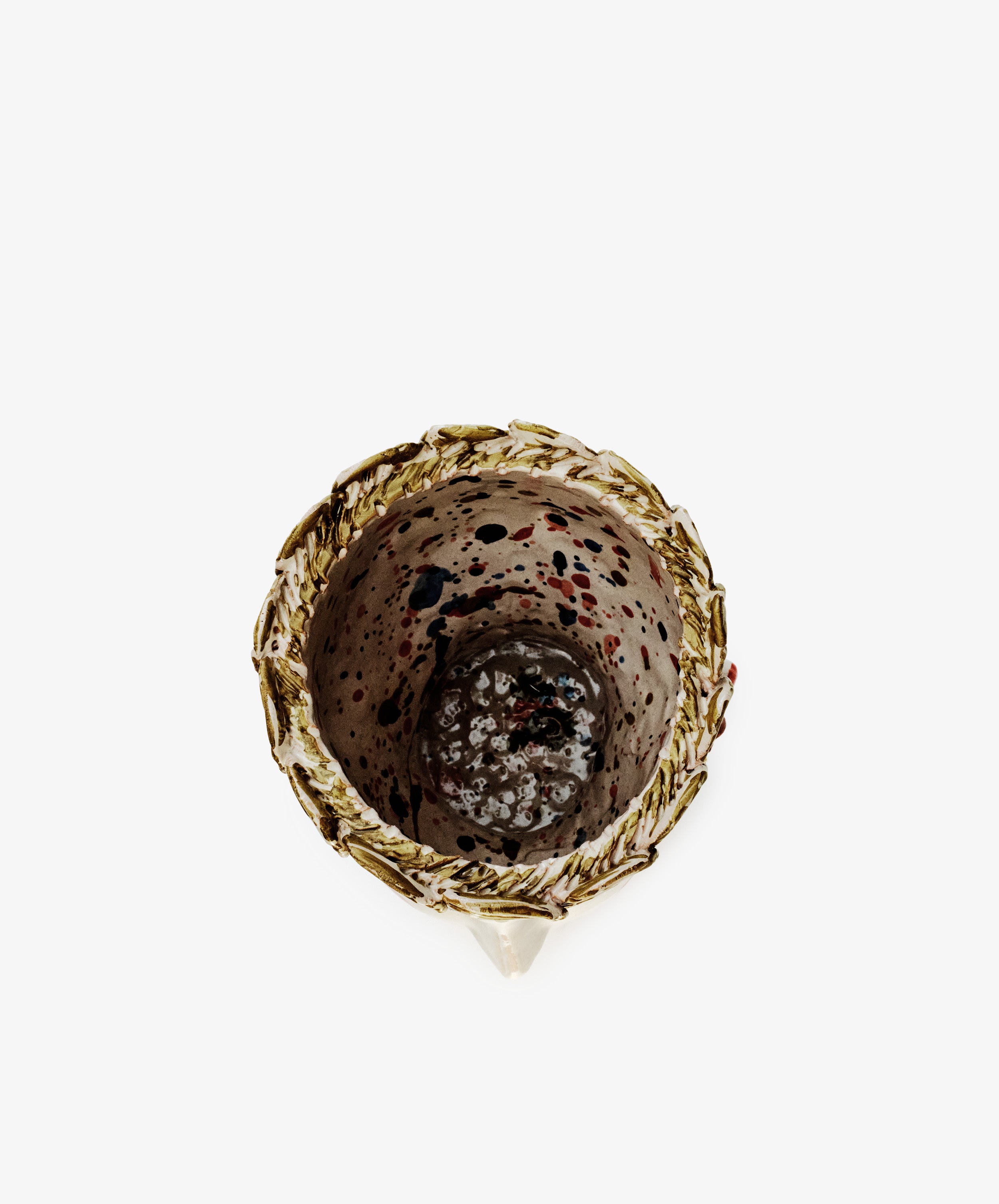 The Cabeza Recipiente, Biloba is a handmade ceramic cup with a textured gold rim and speckled interior, viewed from above against a white background—an elegant decor piece inspired by The Exvotos.