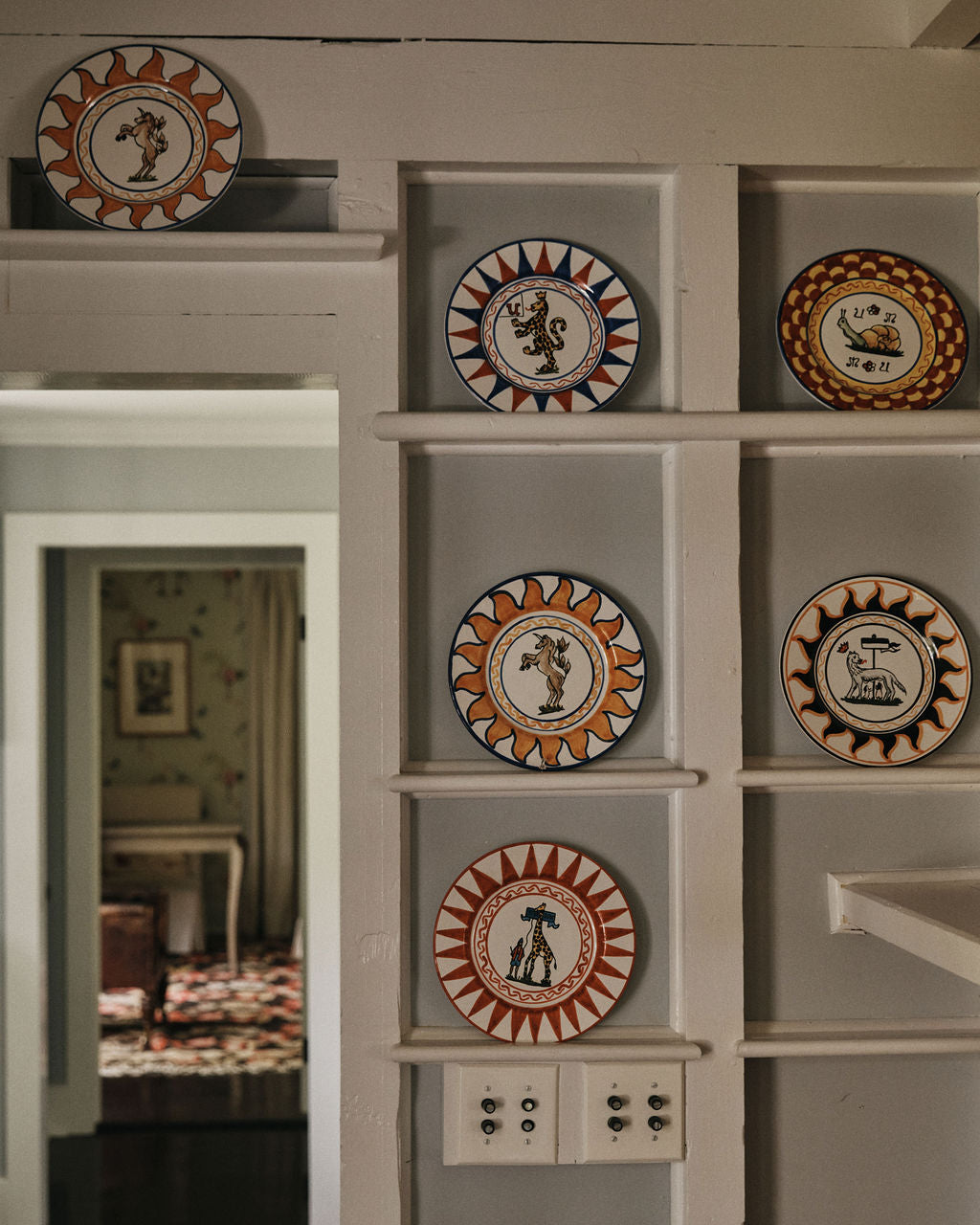 The Palio Small Plate, The Giraffe, features vintage-inspired illustrations and geometric borders, reflecting the proud traditions of Siena’s Palio and the iconic symbols of the Giraffa contrada.