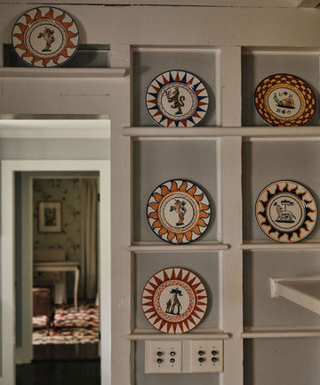 The Palio Small Plate, The Giraffe, features vintage-inspired illustrations and geometric borders, reflecting the proud traditions of Siena’s Palio and the iconic symbols of the Giraffa contrada.