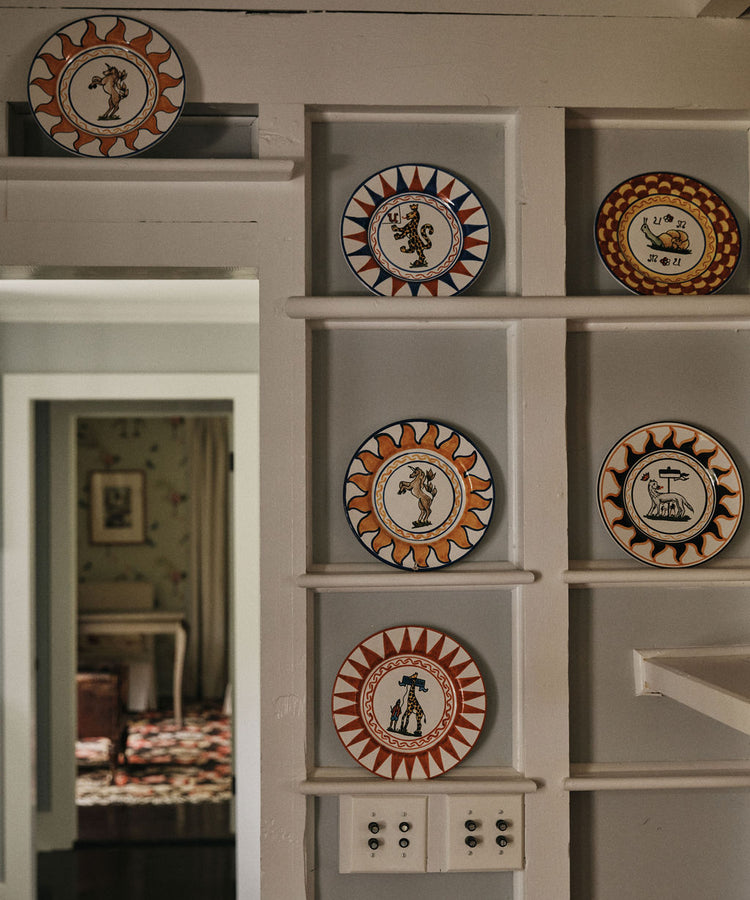 The Palio Small Plate, The Giraffe, features vintage-inspired illustrations and geometric borders, reflecting the proud traditions of Siena’s Palio and the iconic symbols of the Giraffa contrada.