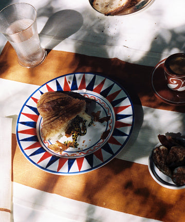 Outdoor tablescape with Riga Napkin, Palio plate and snacks.
