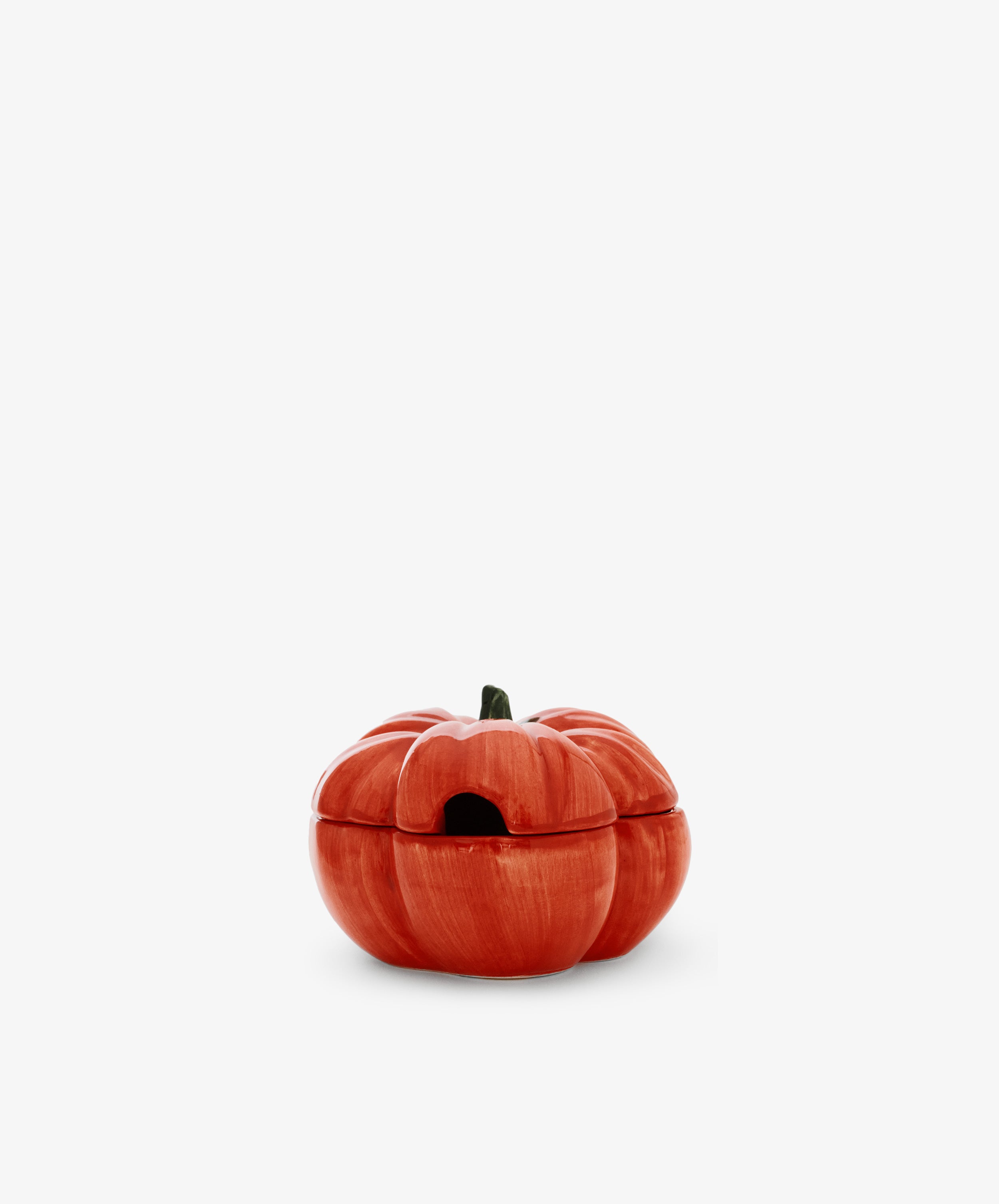 Tomato Sauce Bowl shaped like a ceramic tomato with a lid and a small notch at the front, reminiscent of classic trompe l’oeil ceramics. Perfect for adding a whimsical touch to a country house kitchen, it is placed against a plain white background.