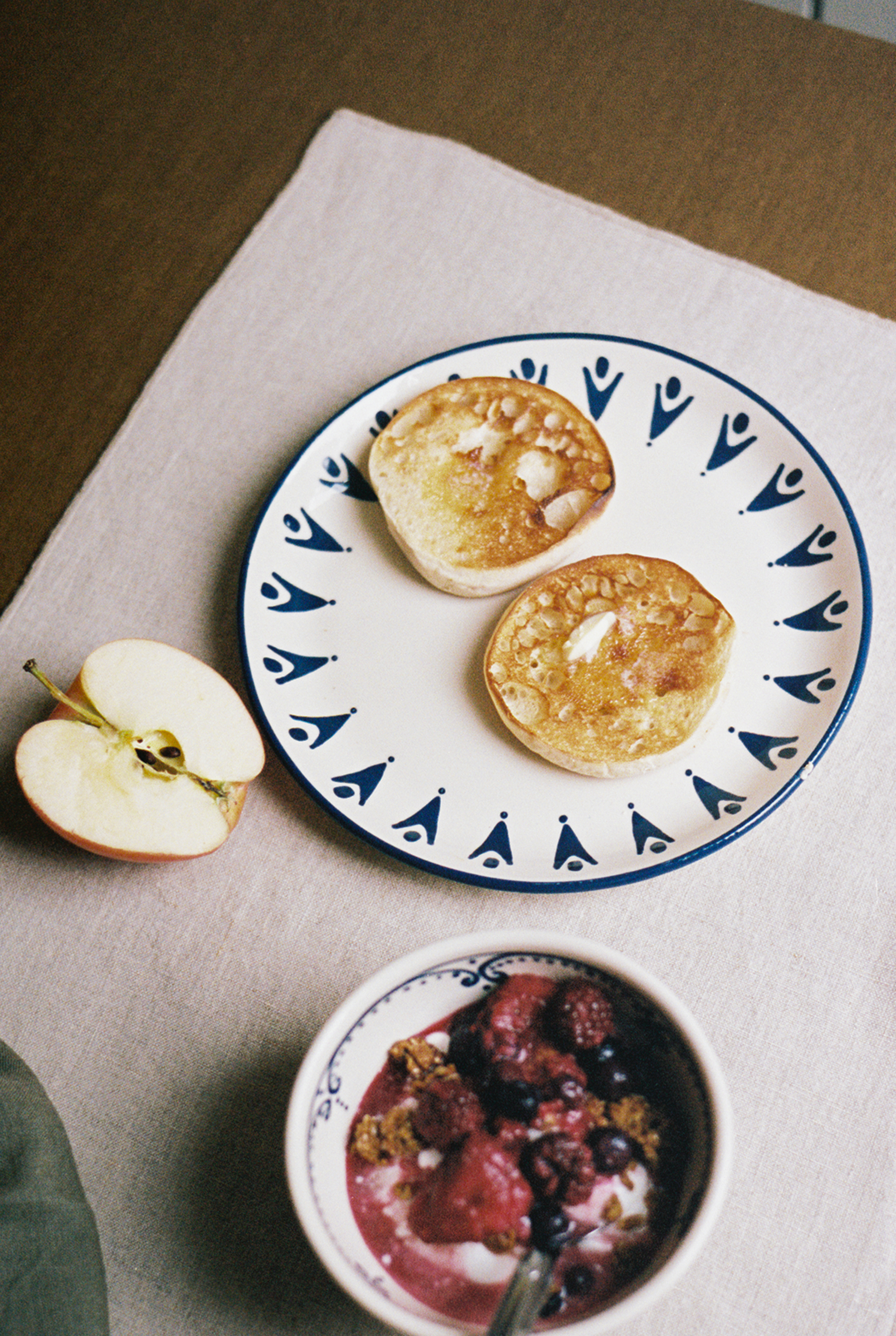 The Vito Small Plate, Set of 4, elegantly presents toasted English muffins, sliced apples, and yogurt with granola and berries—making it perfect for stylish everyday meals.